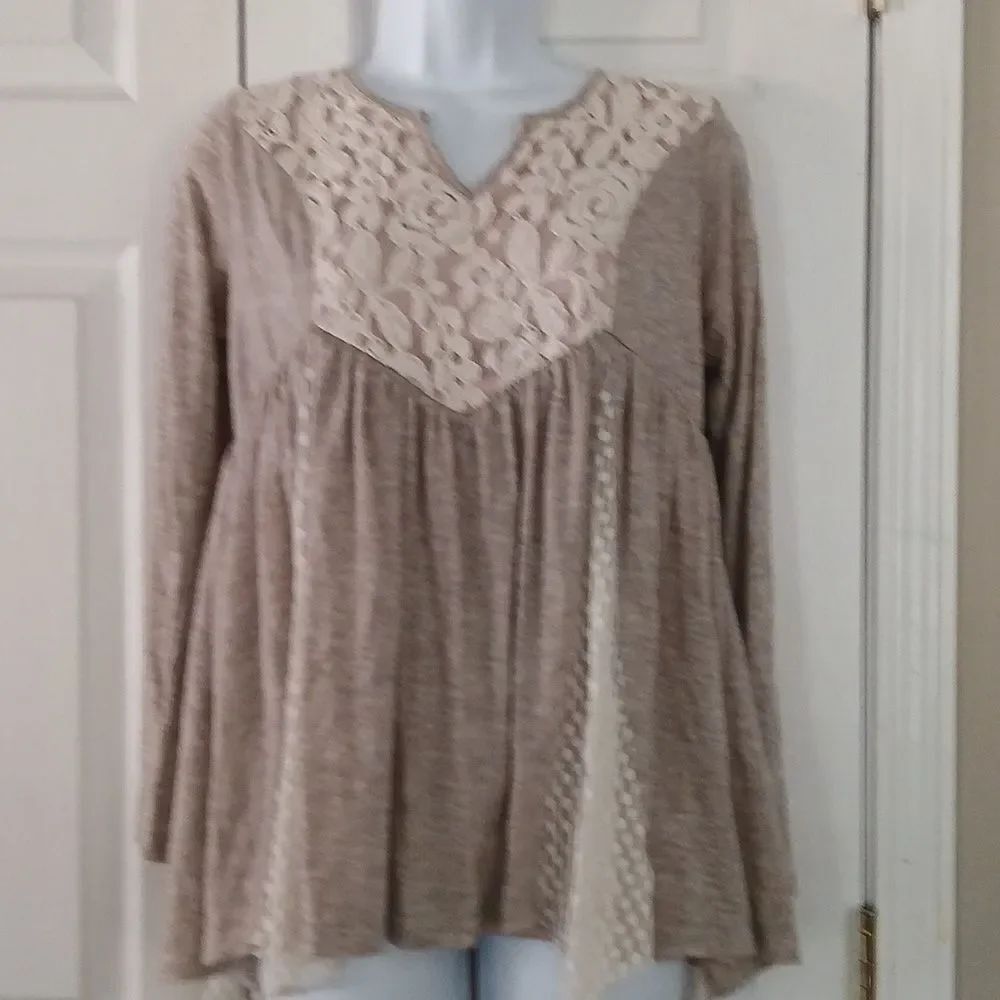 Altar'd State oatmeal color long sleeve pleated blouse Sz M EUC